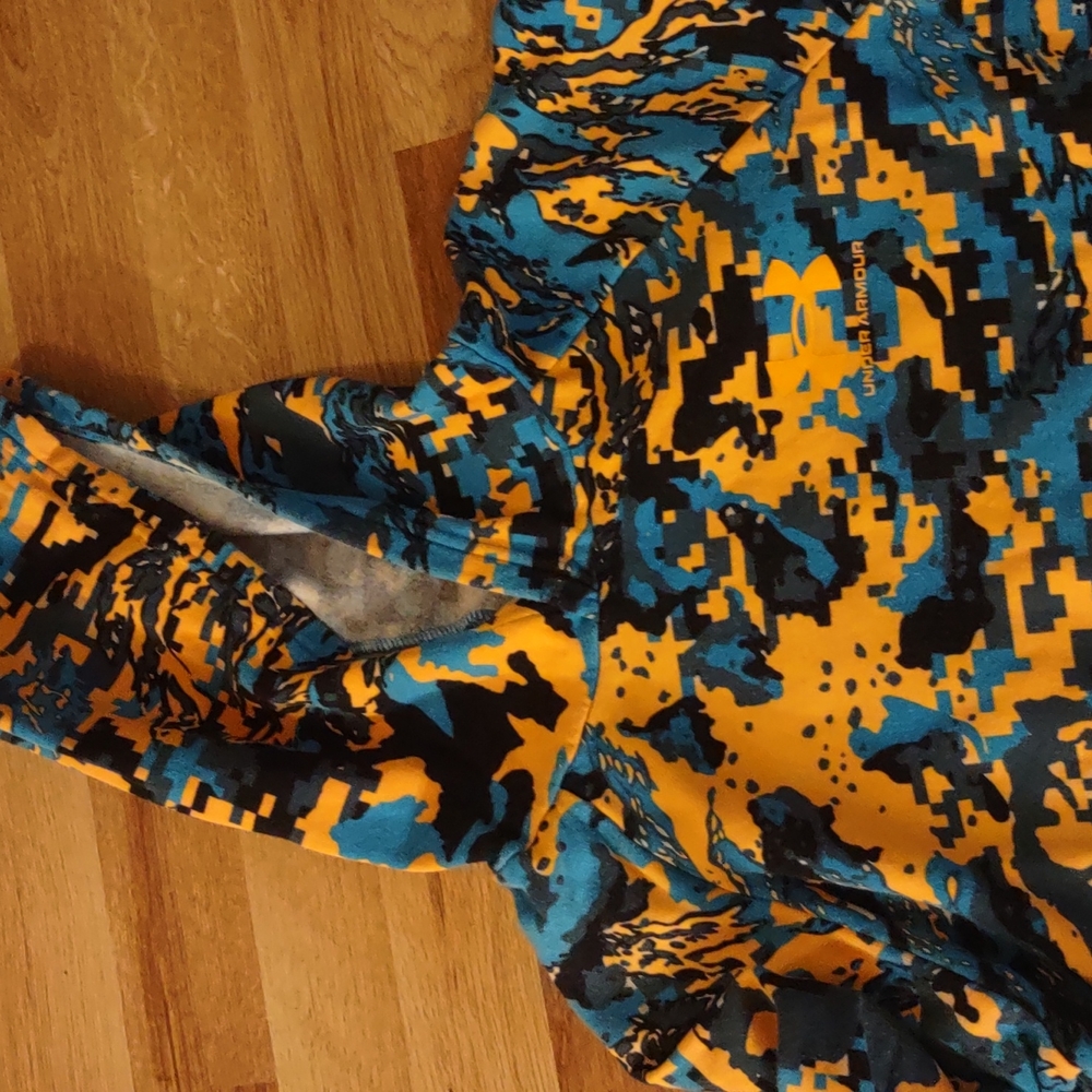 Boys lg under armour sweatshirt